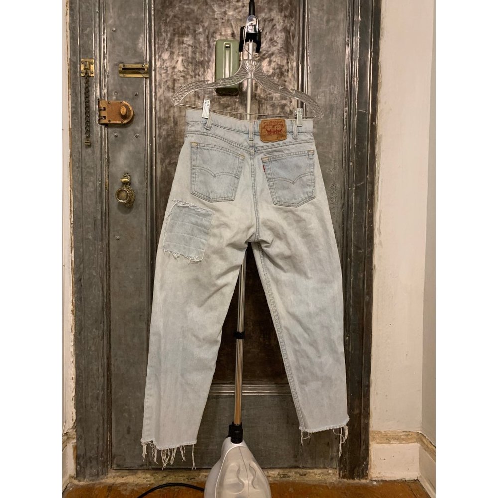 Vintage light wash Levis 550 cropped and patches design 90s Made in USA 30" - Picture 2 of 8